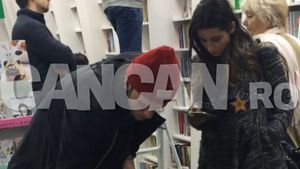 Iubitul top-model e topit după Lili Sandu! A pupat-o pe furiş într-o librărie, iar noi am ”capturat” momentul!