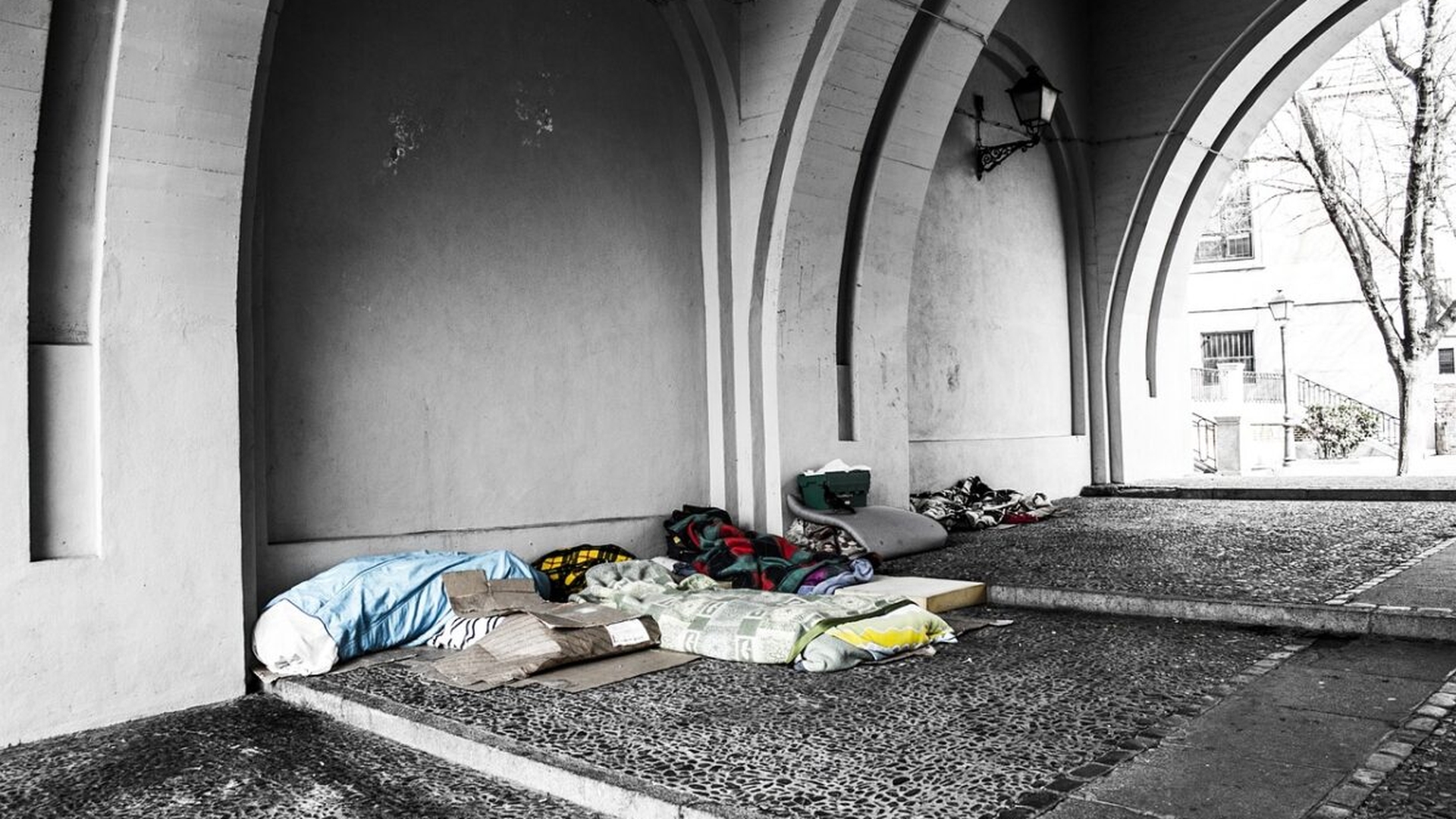 Ți se frânge sufletul! Povestea de viață a unui ieșean care a fost nevoit să stea pe străzi. Și-a pierdut locul de muncă de la fabrică și nu a mai putut să plătească chiria