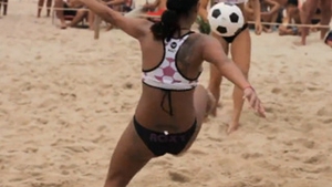 Pe cat de buni sunt brazilienii la fotbal pe atat de bune sunt si braziliencele! Imagini hot de la fotbal feminin pe plaja - poarta echipament "tanga"