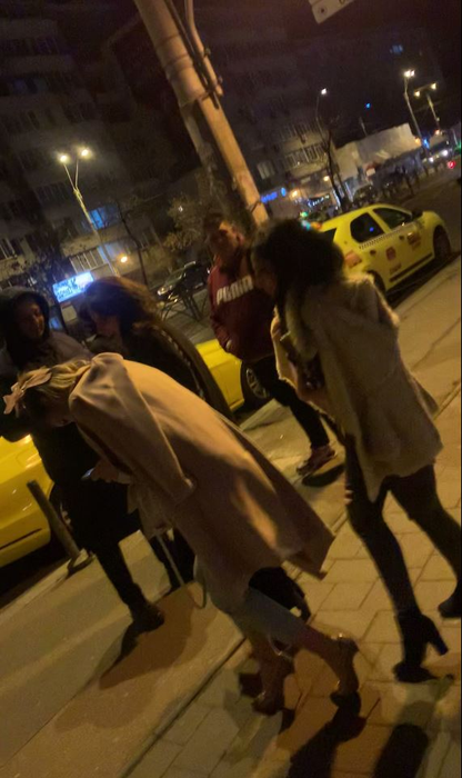 Ramona OIaru, alături de prietene, la ieșirea din club