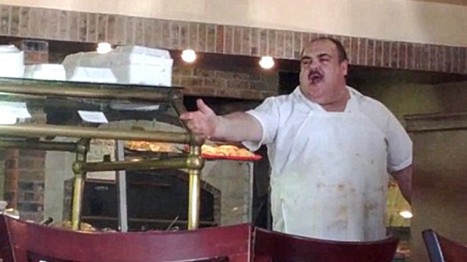 VIDEO incredibil! Pavarotti e mic copil pe langa vocea unui pizzar din America! Vezi cum canta o arie de opera ca un tenor adevarat!