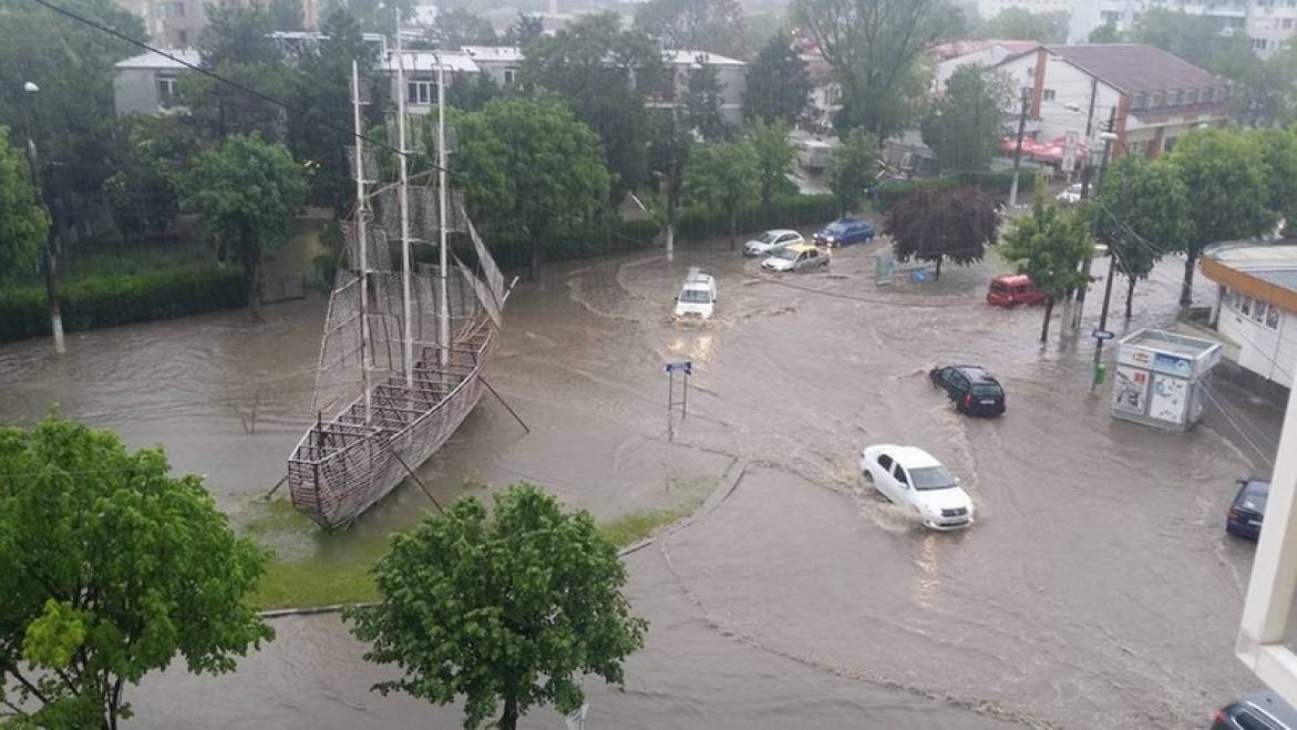 Ploi şi inundaţii în judeţul Constanţa. Militarii au intervenit de urgenţă