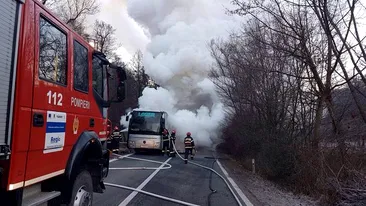 Un autocar cu 33 de copii a luat foc pe o șosea din Dolj!