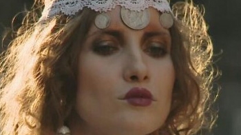Nu o sa-ti vina sa crezi, dar uite cat de bine poate sa arate Iulia Albu! Vedeta nu mai arata ca o anorexica, ci ca o bomba sexy