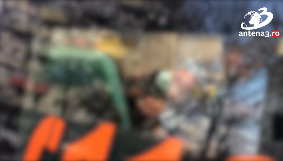 Atacatoarea Mirelei Vaida, recalcitrantă și după agresiunea înfiorătoare de la “Acces Direct”. Avem primele imagini după ce a fost imobilizată și urcată în ambulanță