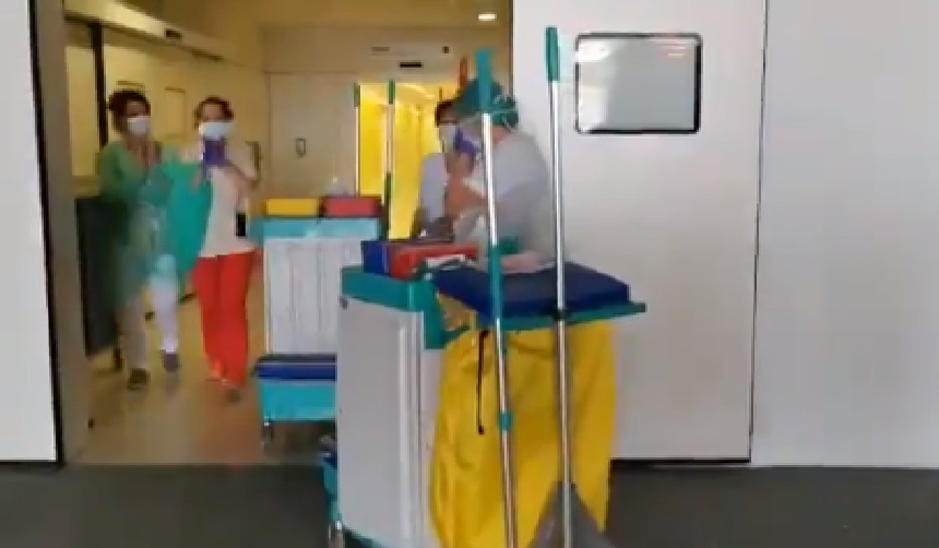 VIDEO. Imagini emoționante! Femeile de serviciu din spitale au fost aplaudate minute în șir de cadrele medicale