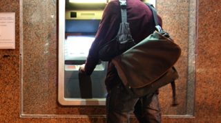 Bancomatele sunt la fel de murdare ca toaletele publice