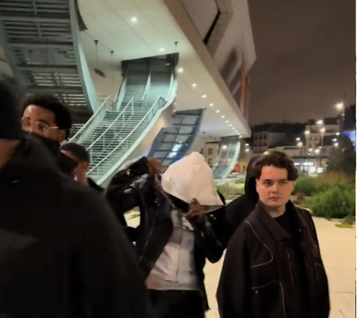 Selly și Playboi Carti, flancați de bodyguarzi după after party-ul din Paris! Imagini epice cu concertul artistului de la Gate Club