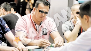 Constantin Iosef baga bani grei in poker. Viciul periculos al sotului lui Teo