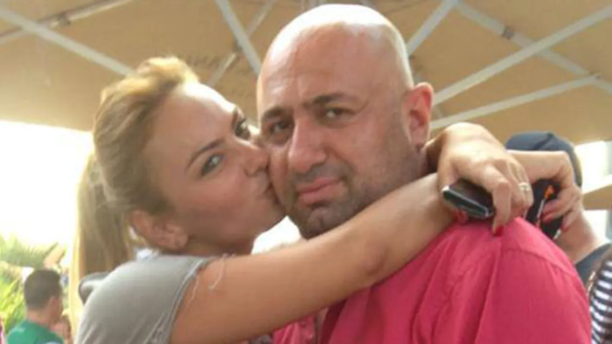 Roxana Ionescu si-a sprijinit sanii pe umarii lui Chef Catalin Scarlatescu! Iata ce decolteu exploziv a avut Mama Natura