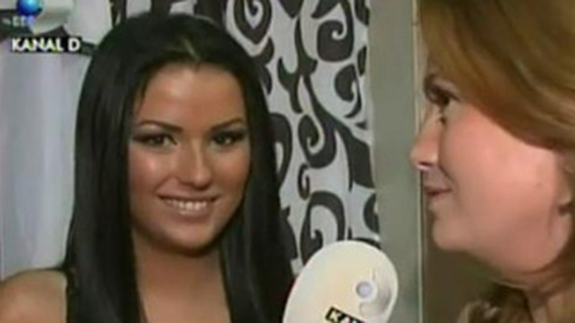 VIDEO Daniela Crudu si-a aratat chilotii pe scena! Uite cum se imbraca atunci cand vrea sa-i dea gata pe barbati - "Creez lenjerii destul de nebunatice"