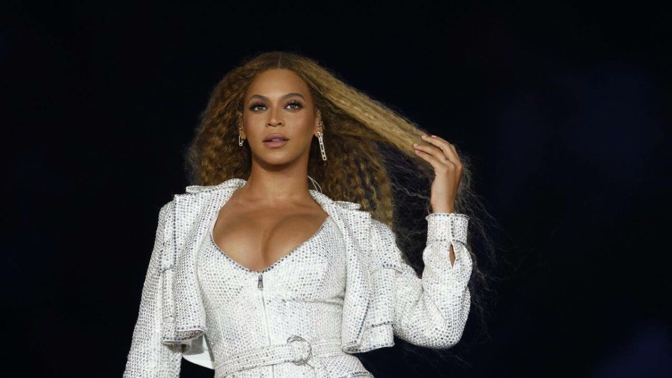 Designerul român care a impresionat-o pe Beyonce. Artista îi poartă creațiile pe scenă