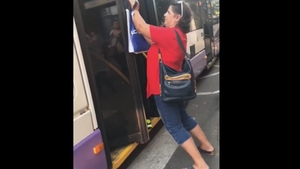 VIRAL | Un adolescent din Timișoara este împins de o femeie, într-un autobuz plin până la refuz