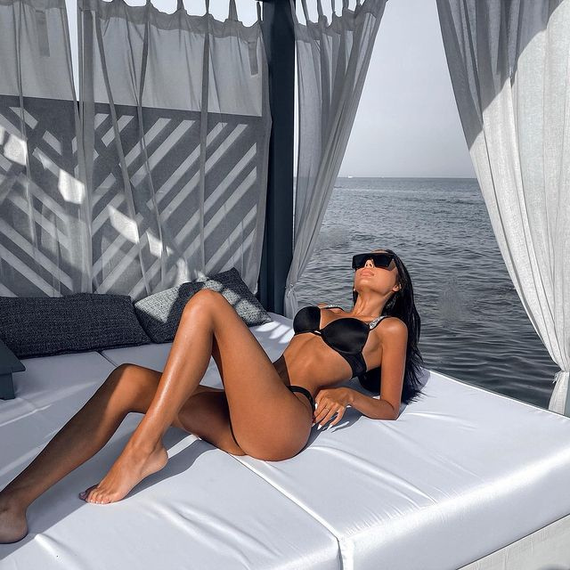 Eleonora are, pe Instagram, peste 7.000 de urmăritori, care se bucură ori de câte ori o văd în ipostaze sexy