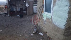 Un adolescent din Iaşi a fost obligat de tată să-şi îngroape mama! Minorul a fost ameninţat că va avea aceeaşi soartă dacă vorbeşte. Detalii cutremurătoare!