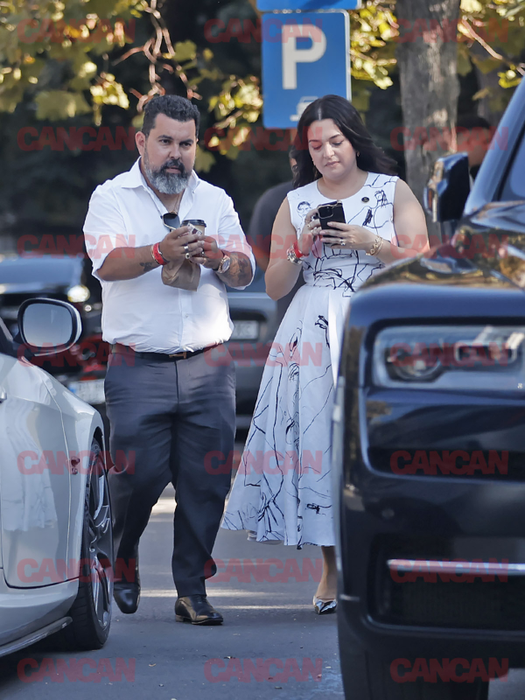 Au butonat amândoi telefoanele înainte de a intra în cafenea