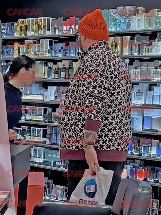 Micutzu căuta un anume parfum, astfel că a apelat la ajutorul vânzătoarei
