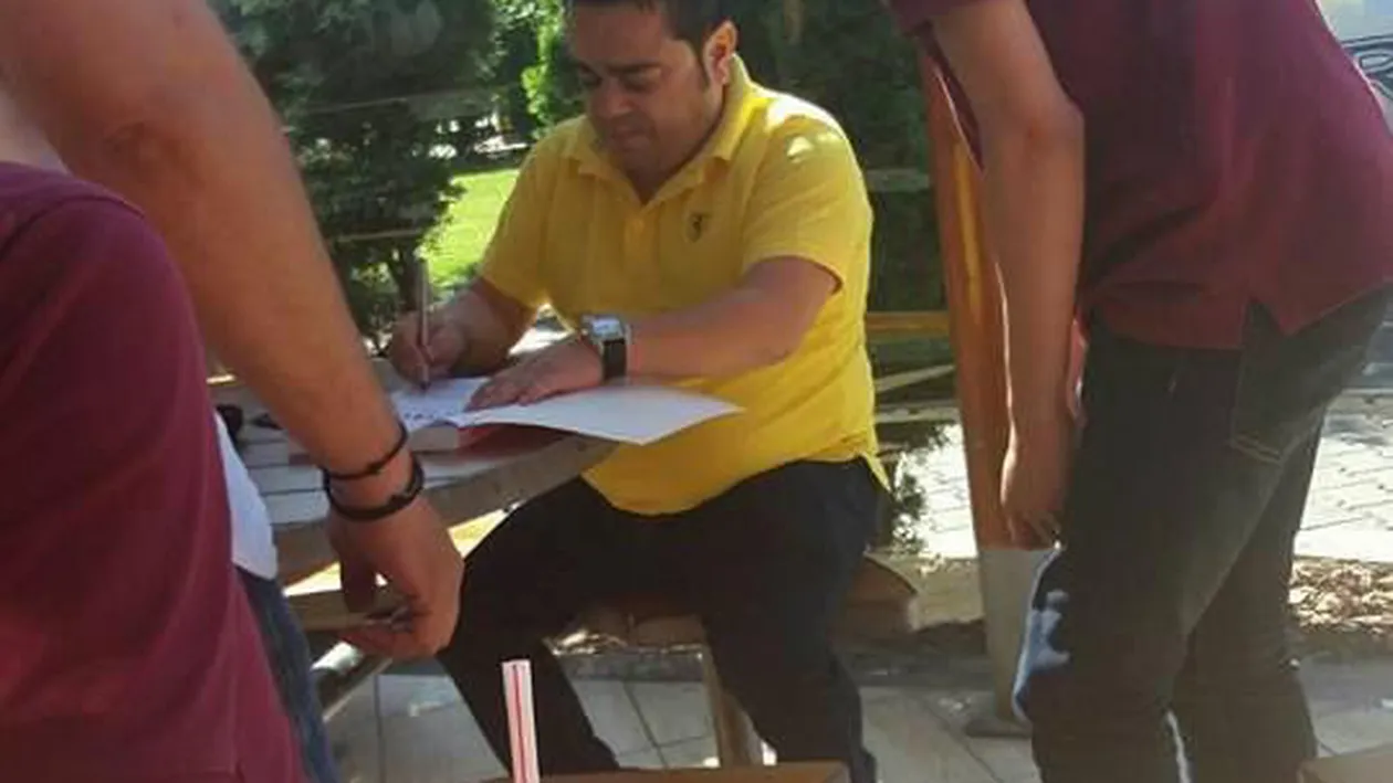 Adrian Minune, într-o ipostază inedită. Manelistul a dat autograf pe o carte de matematică!