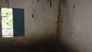 O femeie a fost ţinută închisă 16 ani de familia ei într-o încăpere de 3 metri, din cauză că a rămas gravidă!