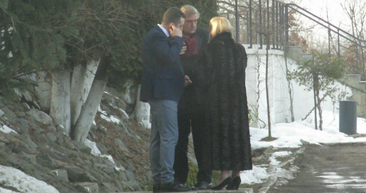 Actorul pare să se "scoată"  din această situaţie