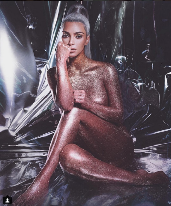 VIDEO / Pictorial strălucitor! La propriu! Kim Kardashian „îmbrăcată” doar în sclipici. Bărbaţii s-au înfierbântat când au văzut imaginile