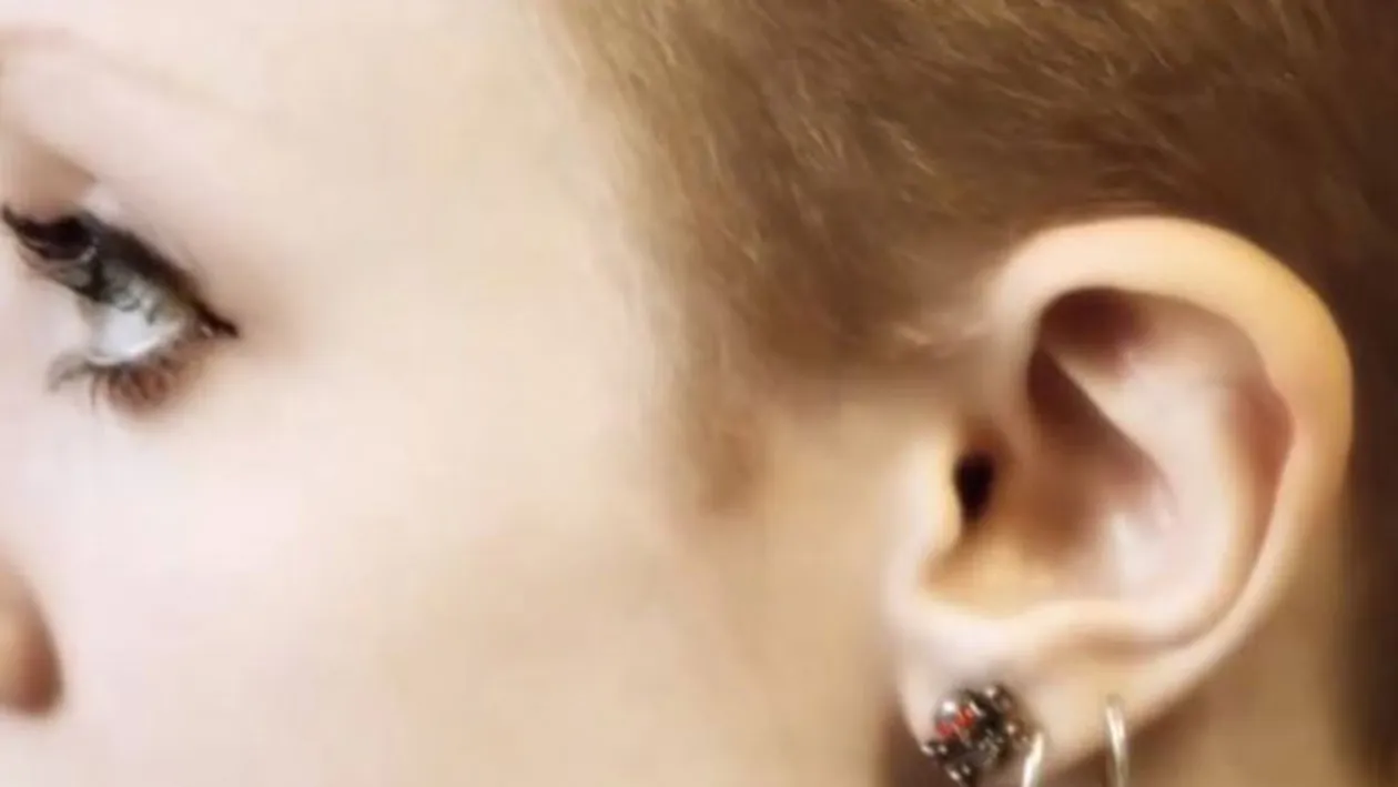 Si-a TAIAT urechile ca sa arate ca un elf! Cum arata dupa ce a facut o schimbare atat de dureroasa