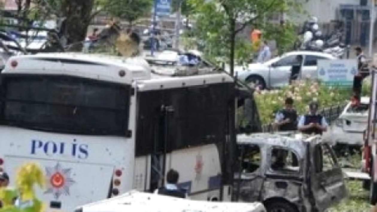 Atentat cu bombă la Istanbul. Un autobuz a poliţiei a fost vizat de atacatori 