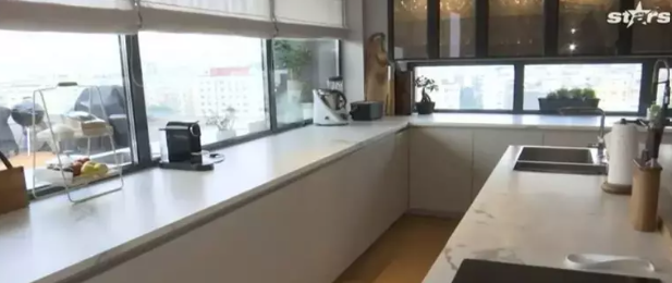 Cum arată penthouse-ul în care locuiește Andreea Popescu cu Rareș Cojoc și cei trei copii. Are saună, cinema și terasă!