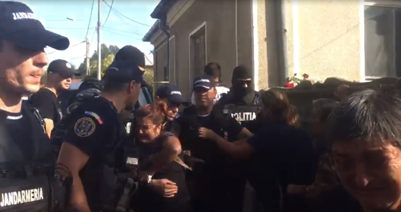 Transfigurată de durere, mama Luizei Melencu s-a luptat cu jandarmii ca să ajungă la Gheorghe Dincă. Ce a strigat bunica fetei