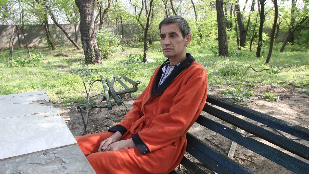 Blestem in familia Monicai Gabor! Dupa ce o piatra i-a omorat mama, un bustean de aproape 100 de kilograme a cazut pe tatal ei