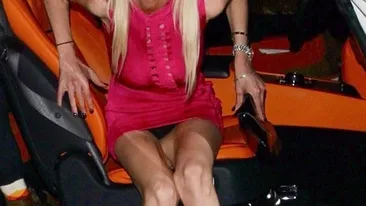 Upsi-Ups! S-a dat jos din maşină şi a arătat tot ce ascunde sub rochiţă