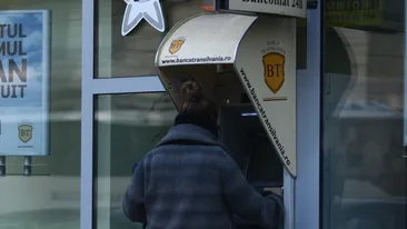 Anca Badiu, mama cainilor vagabonzi! Maidanezii din Herastrau o recunosc si sar pe ea sa-si ia portia zilnica de oase!