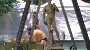 VIDEO. Un craiovean a fost amendat cu 500 de lei pentru că a făcut baie în fântâna arteziană din centrul orașului