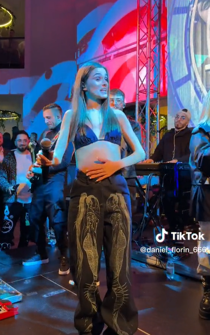 Theo Rose și-a pus mâna pe burtică, în timp ce dansa. Sursă: tik tok