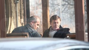 Pun la cale salvarea partidului după dezastrul din alegeri? Imagini exclusive! Cel mai apropiat jurnalist de preşedinte, întâlnire secretă cu ex-şeful PNL!