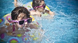 Fetiță de 5, intoxicată cu clor în piscina unui hotel. Copila a acuzat stări de vomă și amețeli