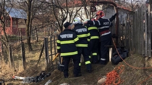 Intervenție contracronometru în Dâmbovița, pentru salvarea unei femei care a căzut într-o fântână