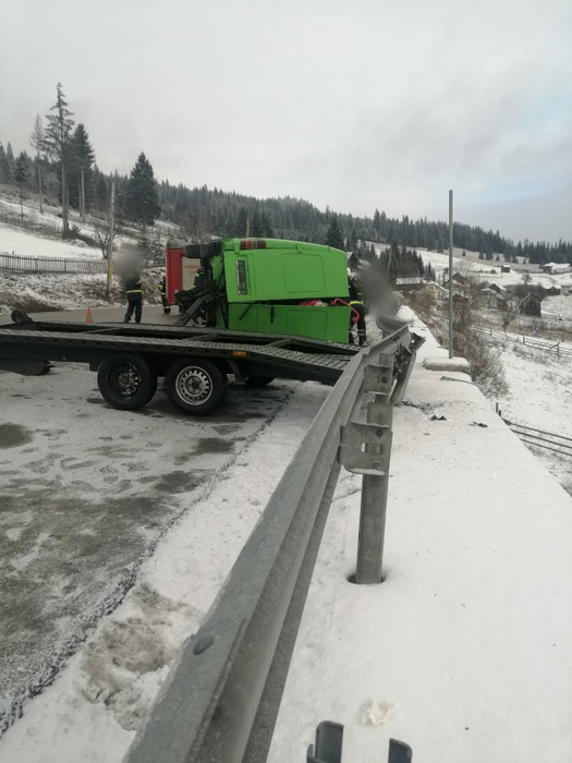 Accident grav în Suceava! Un microbuz cu pasageri s-a răsturnat, iar două persoane au murit