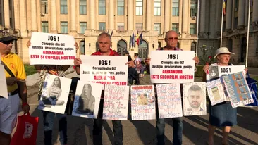 Zeci de oameni protestează în Piața Revoluției, de ziua victimei lui Dincă: „Alexandra este și copilul meu!”