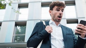 BANC. „Bună. Am găsit acest telefon într-un bar”