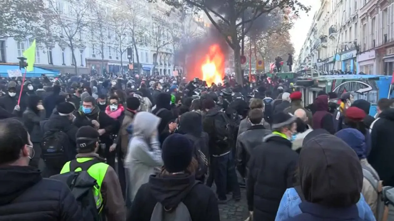 Proteste de amploare, sâmbătă, la Paris împotriva brutalității poliției. Oamenii au incendiat mașini. VIDEO