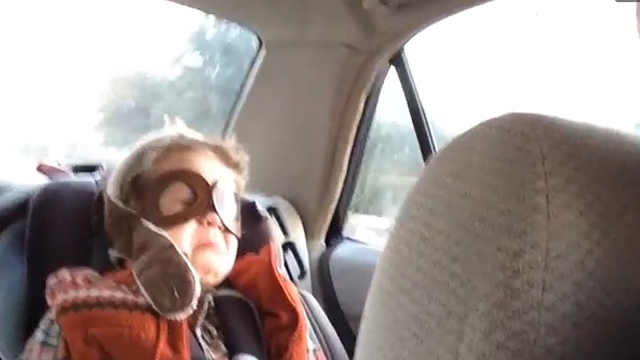 Reactia neasteptata a unui baietel cand aude un cantec trist! Pustiul este adorabil VIDEO