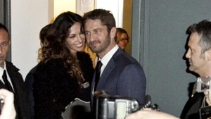 In timp ce Madalina Ghenea se ruga alaturi de maici la Voronet, Gerard Butler petrecea impreuna cu Katy Perry, fosta lui iubita!