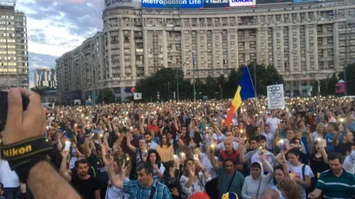 Mitingul diasporei continuă! Peste 3.000 de oameni s-au strâns în Piața Victoriei. Circulația, blocată!