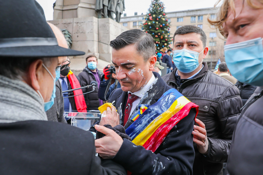 Emil Constantinescu cu cerneala, Mihai Chirică cu iaurtul. Primarul din Iași, protagonistul unui incident amuzant. FOTO