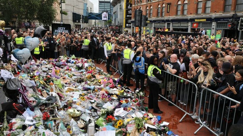Imagini impresionante: Mii de oameni i-au adus un ultim omagiu lui Ozzy Osbourne