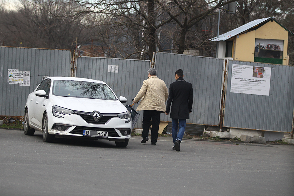 Se îndreaptă amândoi spre maşina domnului