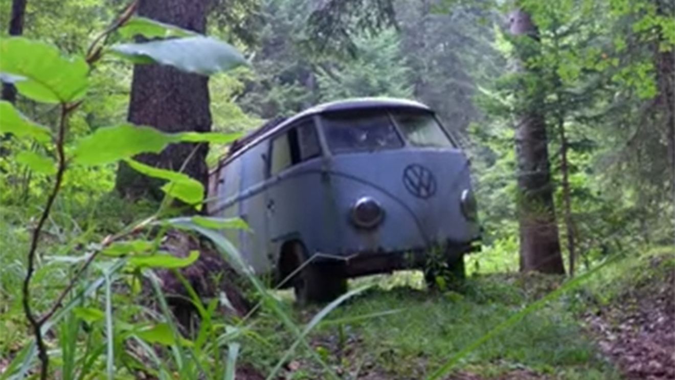 Transformarea incredibilă a unui autobuz Volkswagen: cum a ajuns să pornească deşi fusese abandonat acum 40 de ani în munţi