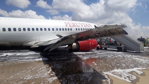 Momente de groază pe un aeroport din Bolivia! Un avion cu 127 de oameni la bord a derapat pe pistă