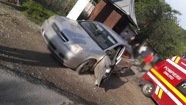 Un șofer a intrat într-un cap de pod, a lovit un autoturism și un pieton, apoi a fugit